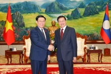 越南国会主席王廷惠在首都万象会见了老挝人民革命党中央总书记、老挝国家主席通伦。（图片来源：越通社）