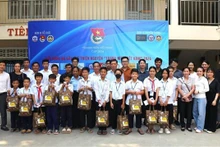 新进高棉-越南友谊小学的12名越裔柬埔寨勤奋贫困生获得奖学金。（图片来源：越通社）