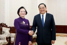 老挝总理宋赛·西潘敦会见越南内务部部长范氏清茶。