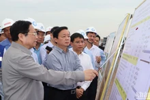 越南政府总理范明正视察同奈省龙城国际机场建设项目。