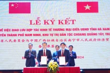 双方签署签署了关于加强经贸交流和对接的合作备忘录。（图片来源：越通社）