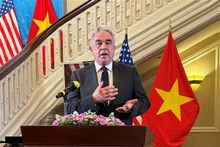 美国常务副国务卿库尔特·坎贝尔发表讲话。（图片来源：越通社）