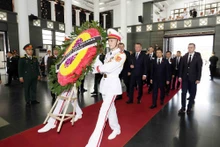 由白俄罗斯国民会议共和国院（上院）副主席西亚尔海·卡缅卡为团长的白俄罗斯共和国代表团吊唁阮富仲总书记。
