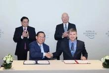 胡志明市人民委员会主席潘文买与世界经济论坛签署合作协议。（图片来源：越通社）