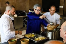 越南驻以色列大使李德忠与阿提里奥烹饪技工学校厨师共同做鸡肉河粉。（图片来源：越通社）