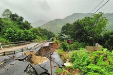 受第三号台风影响，多条道路损毁严重。
