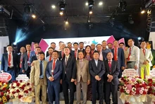 旅居捷克清化省同乡会新执行委员会成员合影。（图片来源：越通社）