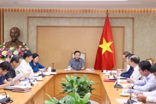越南政府副总理陈红河主持召开会议。