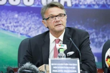 越南足协与菲利普·特鲁西埃先生。（图片来源：越通社）