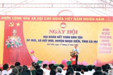 苏林总书记出席在金瓯省坦㙁乡举行的民族大团结节日活动。