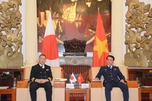 越南海警副司令武忠坚少将在河内与日本海上保安厅副司令官白石正美中将举行会谈。（图片来源：人民军队报）