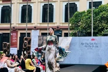 由 DeSilk 丝绸品牌推出名为《唤醒精华，延续遗产》的高档丝绸系列近日在河内越南美术博物馆亮相。