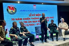 参加奠边府战役的退伍军人与胡志明市年轻一代进行交流。