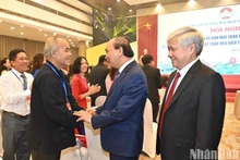 阮春福主席和与会代表。（登科 摄）