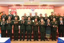 各位代表在见面会上合影留念。