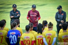 越南女子足球队总教练梅德钟和教练组推出越南国家女足队球员名单。