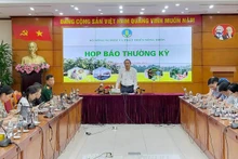 越南农业与农村发展部副部长冯德进在例行记者会上发言。（图片来源：人民代表报）