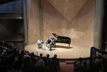 旅居法国越南人为越南孤儿筹集善款 。（图片来源：越通社）