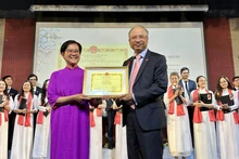越南驻法国大使丁全胜向家乡合唱团颁发大使的奖状。
