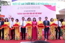 “胡志明文化空间” 、 “侨胞约会之地” 落成典礼。