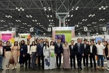 越南常驻联合国代表团团长邓黄江大使与越南企业代表合影。