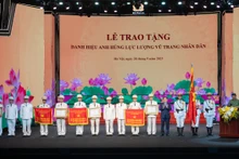 国会主席王廷惠向公安部门各机关和个人给予表彰和授予人民武装力量英雄称号。（图片来源：国会官网）