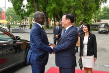 越南国会主席王廷惠迎接科特迪瓦国民议会议长阿达马·比克多戈。