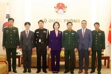 潘文江大将与吴英珠大使及各位代表合影。（图片来源：越南国防部官网）
