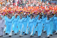 旅外越侨代表参加阅兵仪式。（图片来源：人民代表报）