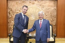 越南祖国阵线中央委员会主席杜文战会见俄罗斯联邦委员会第一副主席安德烈·亚茨金。（图片来源：国会官网）