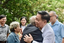 阮重义看望人民武装力量英雄、前41号舰舰长胡得盛中校。（图片来源：tuoitre.vn）