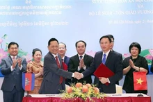 越南政府宗教委员会主任武淮北和柬埔寨礼仪与文化部大臣索坤签署2022-2026年阶段宗教合作协议。（图片来源：越通社）