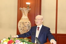 越共中央总书记、十四大文件起草工作小组组长阮富仲主持会议。（图片来源：越通社）