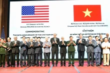 与会代表合影。（图片来源：越通社）