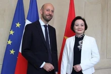 越南内务部部长范氏清茶与法国公共职能与转型部部长斯达尼斯拉斯·盖里尼。（图片来源：越通社）