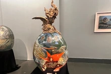 展会上展示的刻瓷作品。（图片来源：越通社）