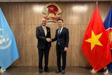 越南常驻联合国代表团团长邓黄江大使会见印度常驻联合国代表团团长帕尔瓦塔尼尼·哈里什大使。