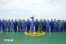 双方代表合影。（图片来源：越通社）