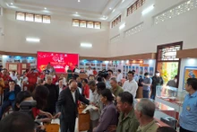 越南国家主席阮春福春节前走访慰问坚江省优抚家庭和贫困家庭。