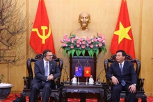 胡志明政治学院院长阮春胜与澳大利亚驻越大使安德鲁·戈列济诺夫斯基。