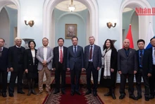 越南驻俄罗斯大使邓明魁同各位代表合影留念。