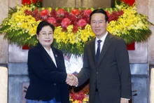 越南国家主席武文赏会见老挝最高人民法院院长万通•西潘敦。（图片来源：越通社）