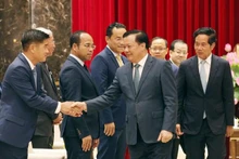 越共中央政治局委员、河内市委书记丁进勇礼节性会见了正对首都河内进行工作访问的柬埔寨金边市市长坤盛。