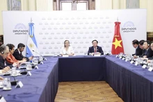 越南国会主席王廷惠与阿根廷众议长塞西莉亚·莫罗举行会谈。（图片来源：越通社）