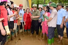 越南政府总理范明正亲自赴安沛省指导救灾重建工作。（陈海 摄）