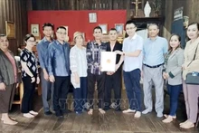 越南驻巴色总领事馆向占巴塞省烈士和革命有功劳者的家属送去慰问品。