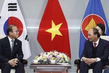 越南国家主席阮春福在会见越南李氏家族代表。（图片来源：越通社）