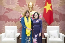 越南国会副主席阮氏青会见联合国儿童基金会驻越南首席代表西尔维娅·达奈洛夫。