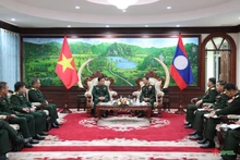 老挝国防部长坎良·奥萨宋上将会见越南国防部副部长黄春战上将。（图片来源：人民军队报）