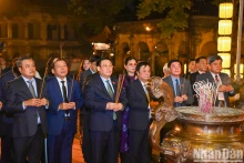 国会主席王廷惠与各位代表在敬天殿上香。